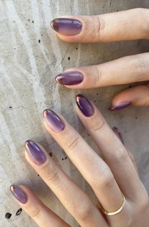 unha de gel redonda para o outono degradê e francesa em tons de roxo