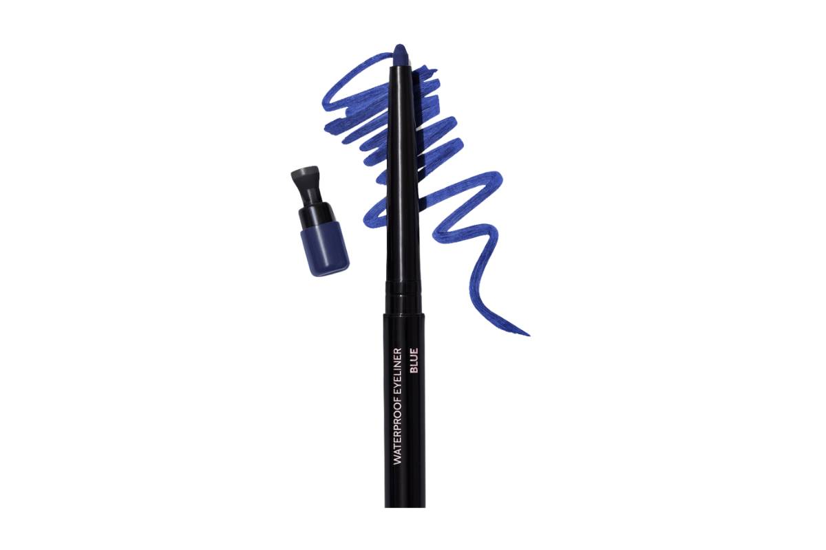 O Lápis Retrátil para os Olhos à Prova D'Água Mary Kay® em um fundo branco