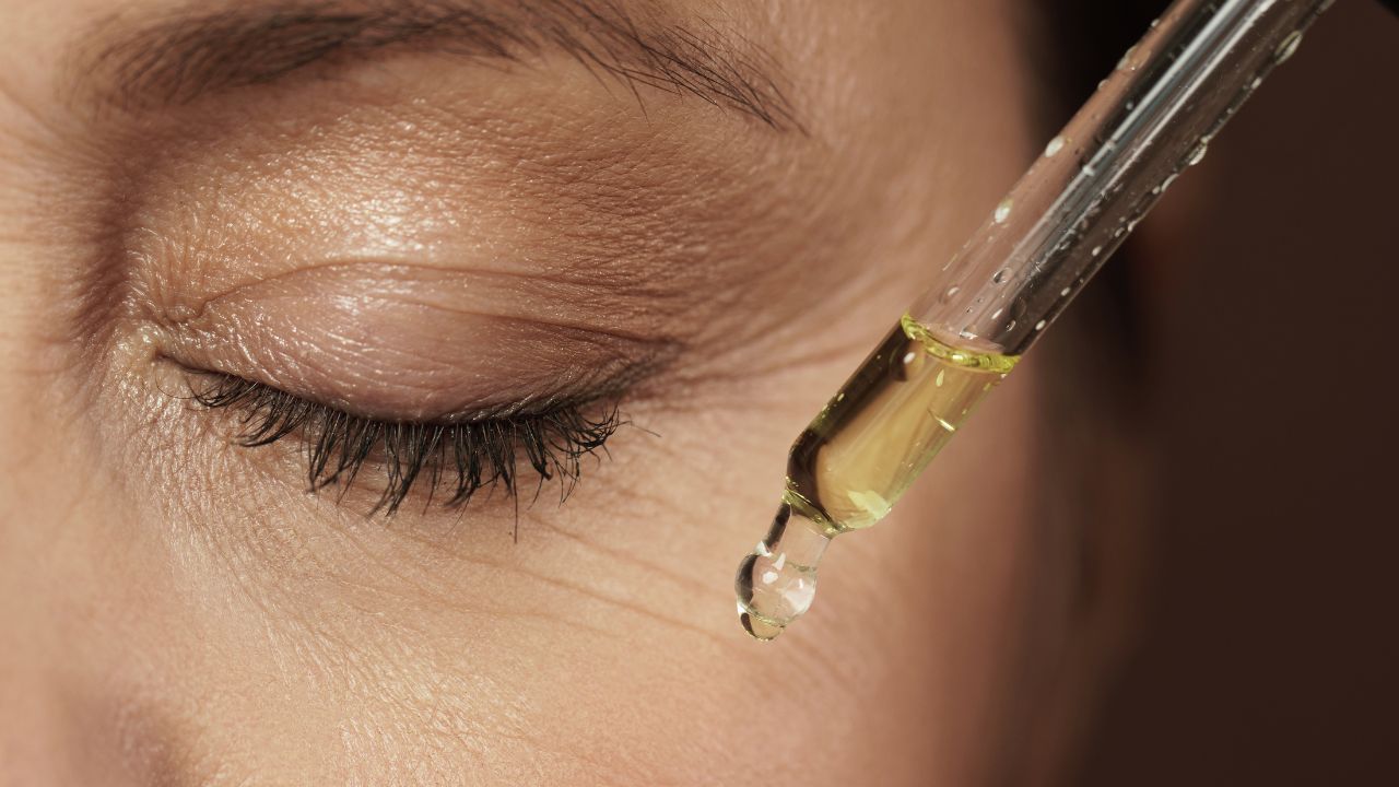 aplicação de sérum facial